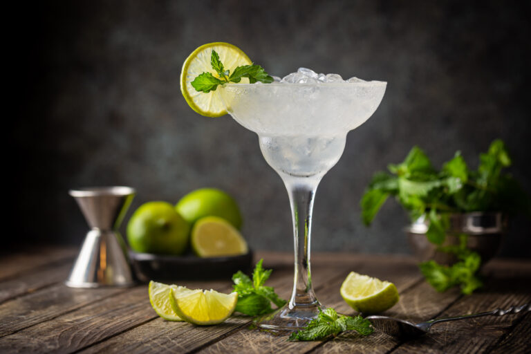 Cocktail margarita with lime